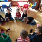 Dzieci z Jagódek słuchają opowiadania czytanego przez mamę Marianki