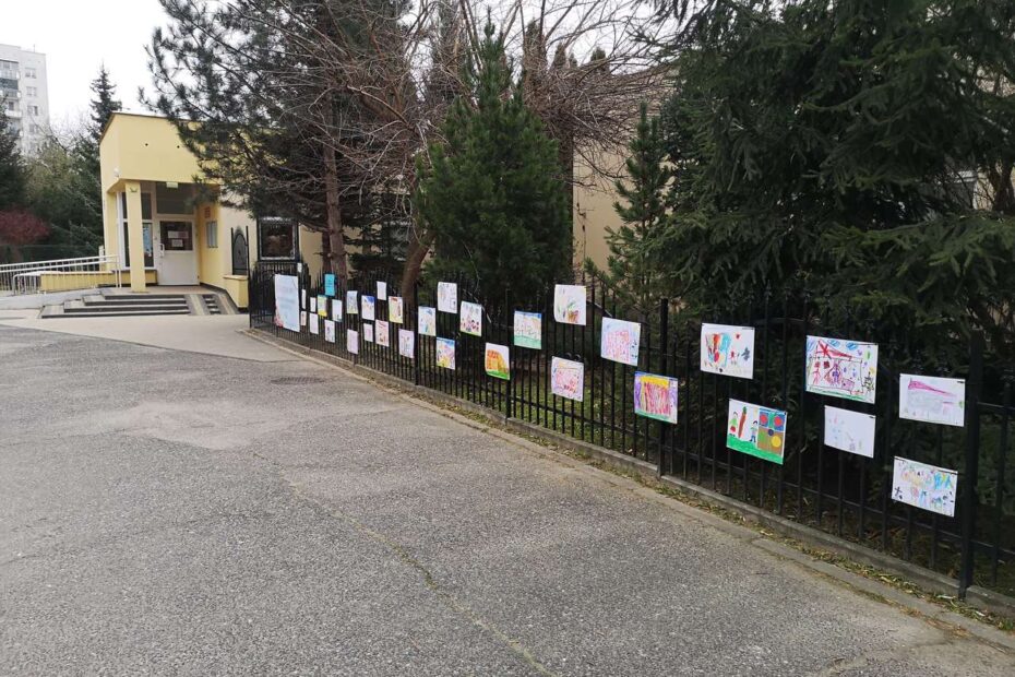 Wystawa prac na ogrodzeniu przedszkola