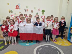 Dzieci trzymające flagę polski oraz kotyliony