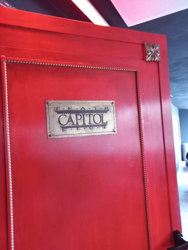 Drzwi z napisem "Capitol"