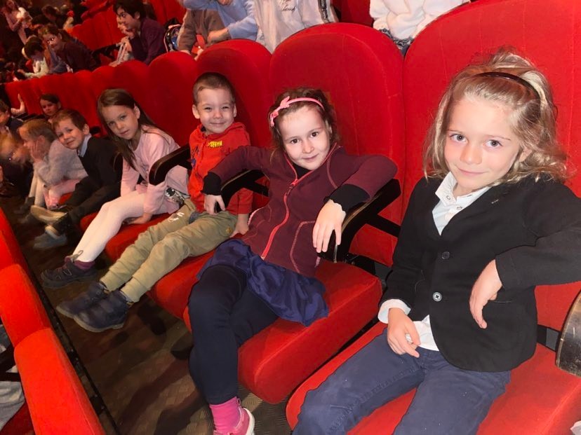 Dzieci siedzą na fotelach w Teatrze Capitol.