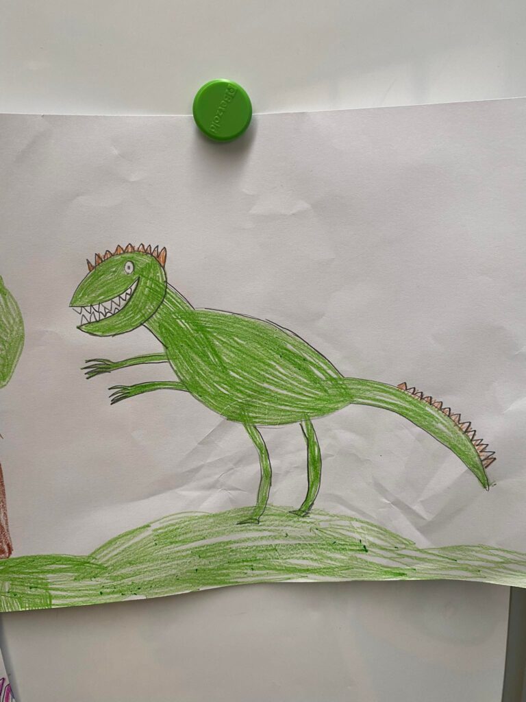 Rysunki dzieci przedstawiające dinozaury.