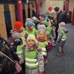 Dzieci przed wejściem do teatru