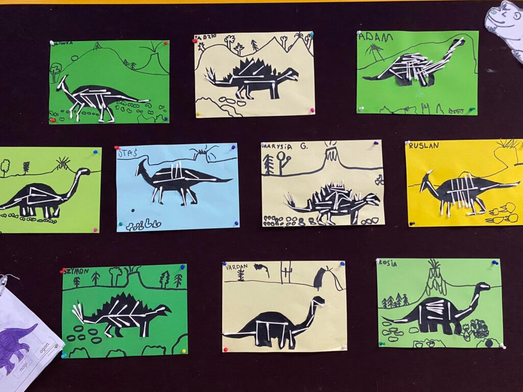 Prace plastyczne "Szkielety dinozaurów" wywieszone w szatni przedszkola.