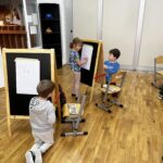 Chłopiec rysuje portret