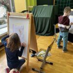 Dziewczynka rysuje portret