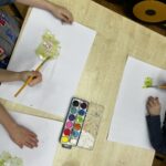 Dzieci malują akwarelami