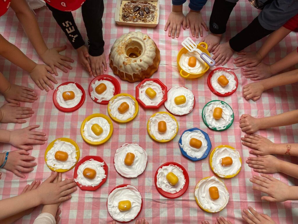 Jajka sadzone zrobione z pianki do golenia.