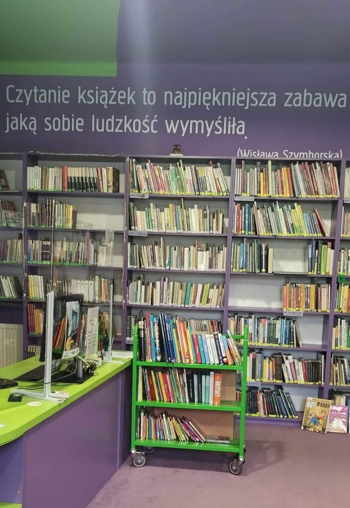 Regał z książkami w bibliotece.