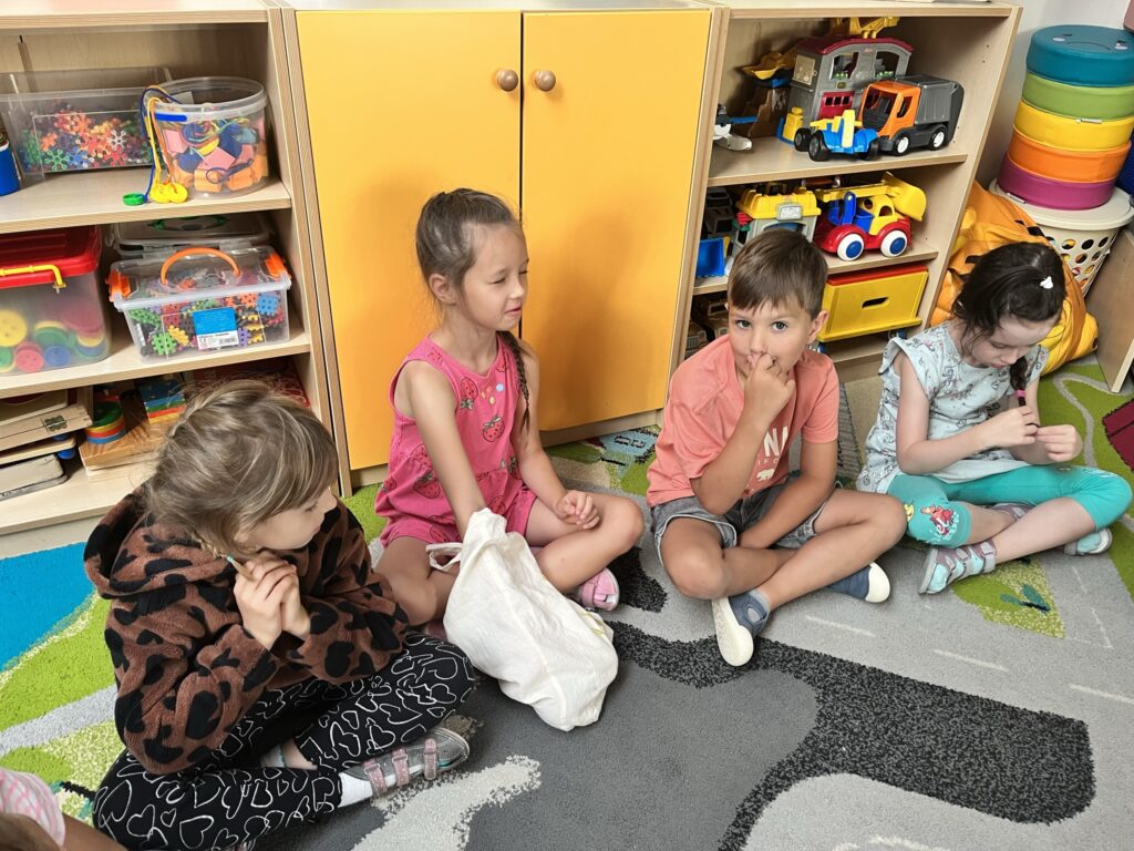 Dzieci rozpoznają warzywa za pomocą dotyku