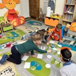 Dzieci grają w memory na dywanie