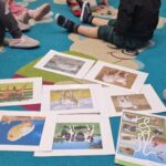 Dzieci oglądają ilustracje ze zwierzętami