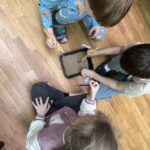 Grupa dzieci odkopuje skamieliny