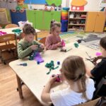 Dzieci wykonują kwiaty z bibuły