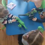 Dzieci bawiące się dinozaurami