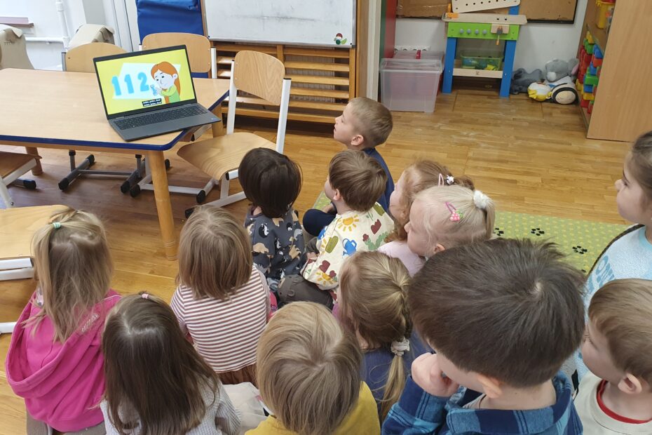 Dzieci oglądają teledysk