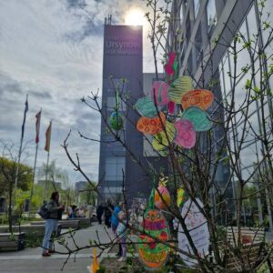 Drzewko udekorowane świątecznymi ozdobami