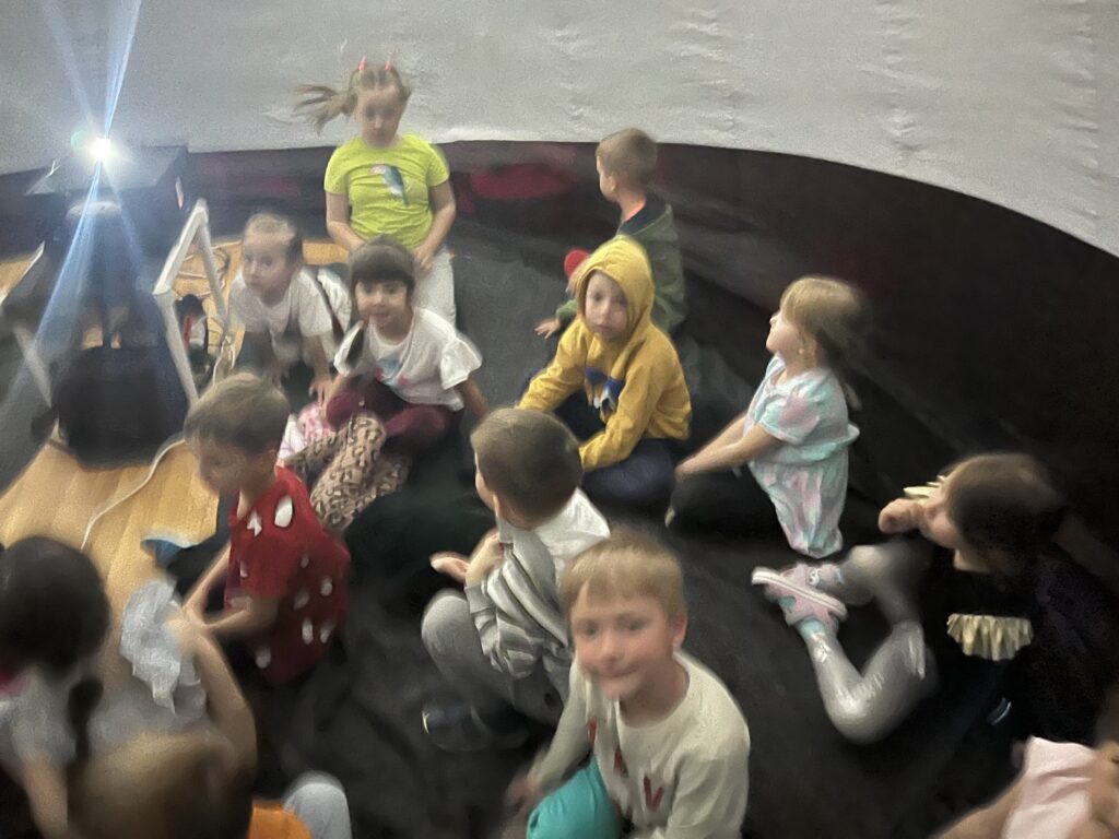 Dzieci w mobilnym planetarium 
