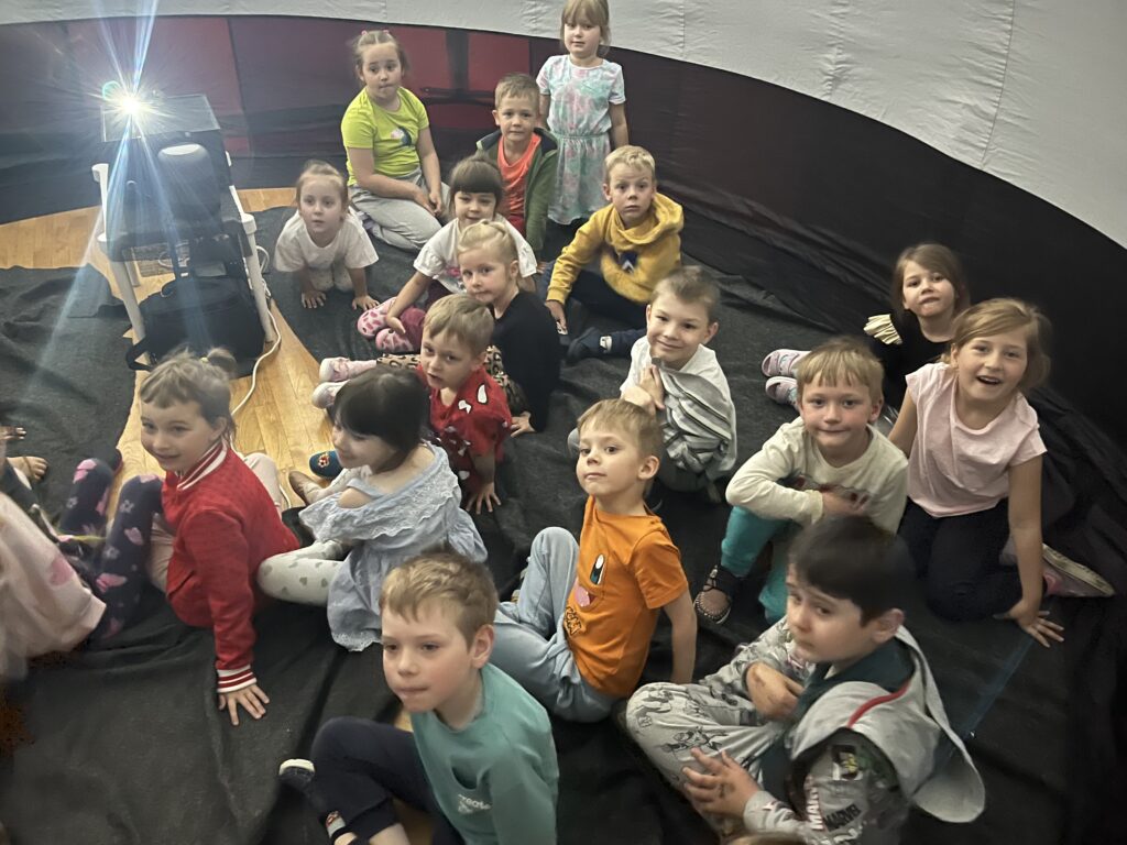 Dzieci w mobilnym planetarium 
