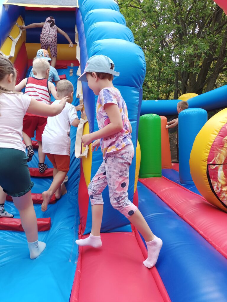 Dzieci na dmuchańcach