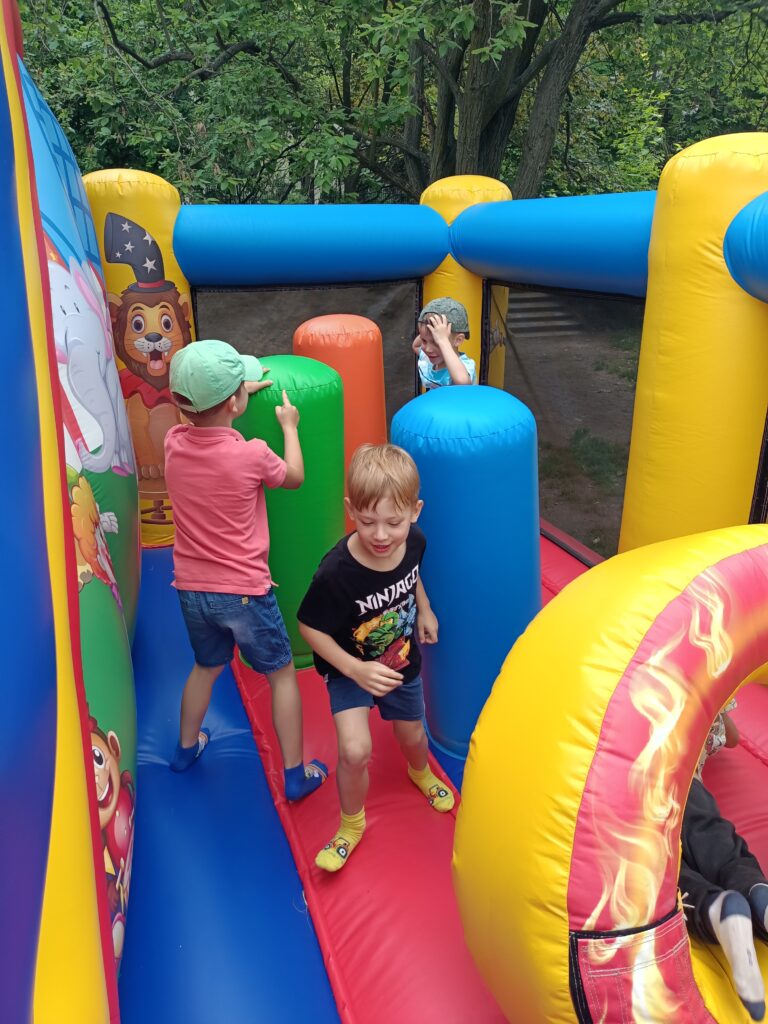 Dzieci na dmuchańcach