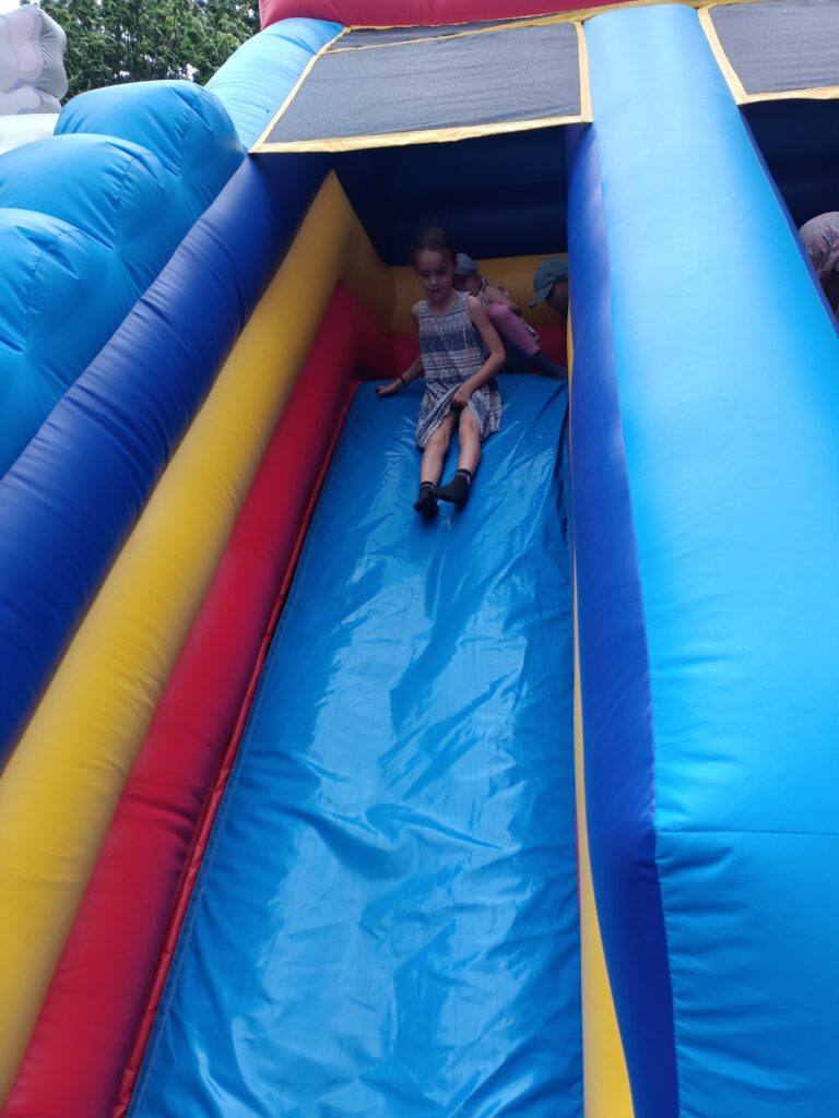 Dzieci na dmuchańcach