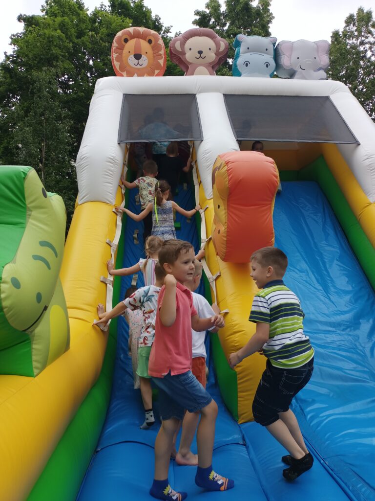 Dzieci na dmuchańcach