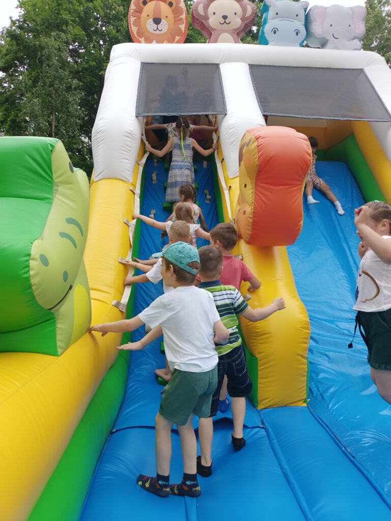 Dzieci na dmuchańcach