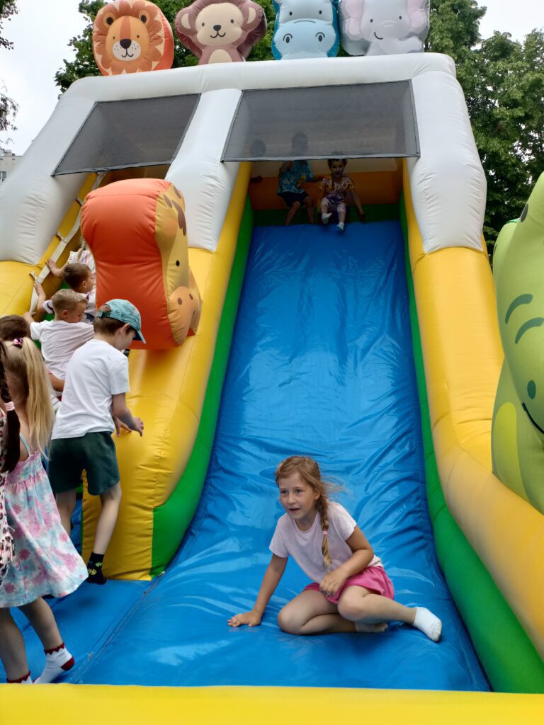 Dzieci na dmuchańcach