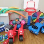 jeździki, kosz do minikoszykówki, koło, makarony, piłki