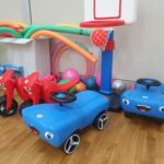 jeździki, kosz do koszykówki, piłki, makarony