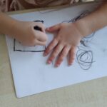 rysunek malowany węglem przez dziecko