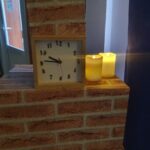 zegar na kominku
