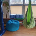 Pufa, poduszki i huśtawka-kokon