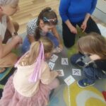 Dzieci układają wyraz z liter