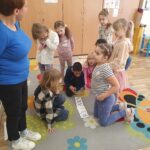 Dzieci układają wyraz z liter