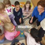 Nauczyciel rozmawia z dziećmi o tym, co to jest spokój