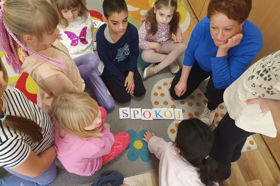 Nauczyciel rozmawia z dziećmi o tym, co to jest spokój