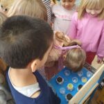 Wąchanie zapachowych słoiczków