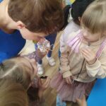 Wąchanie zapachowych słoiczków