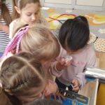 Wąchanie zapachowych słoiczków