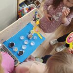 Wąchanie zapachowych słoiczków