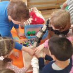 Zabawa ryżem i gniotkami