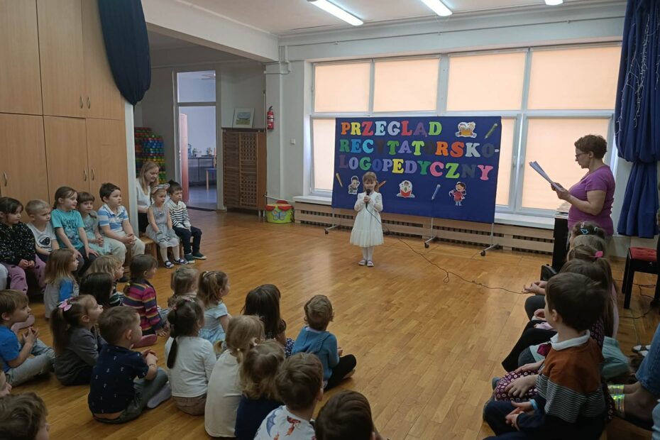 Dziecko występujące podczas przeglądu recytatorskiego