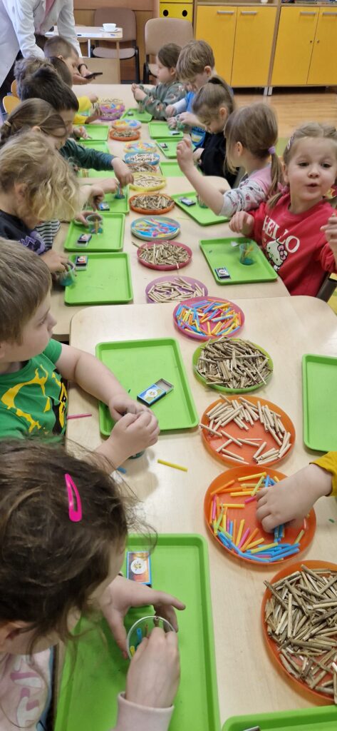 Dzieci siedzą przy stole